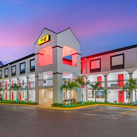 Williamsburg Super 8 By Wyndham Orlando Near Florida Mall מראה חיצוני תמונה