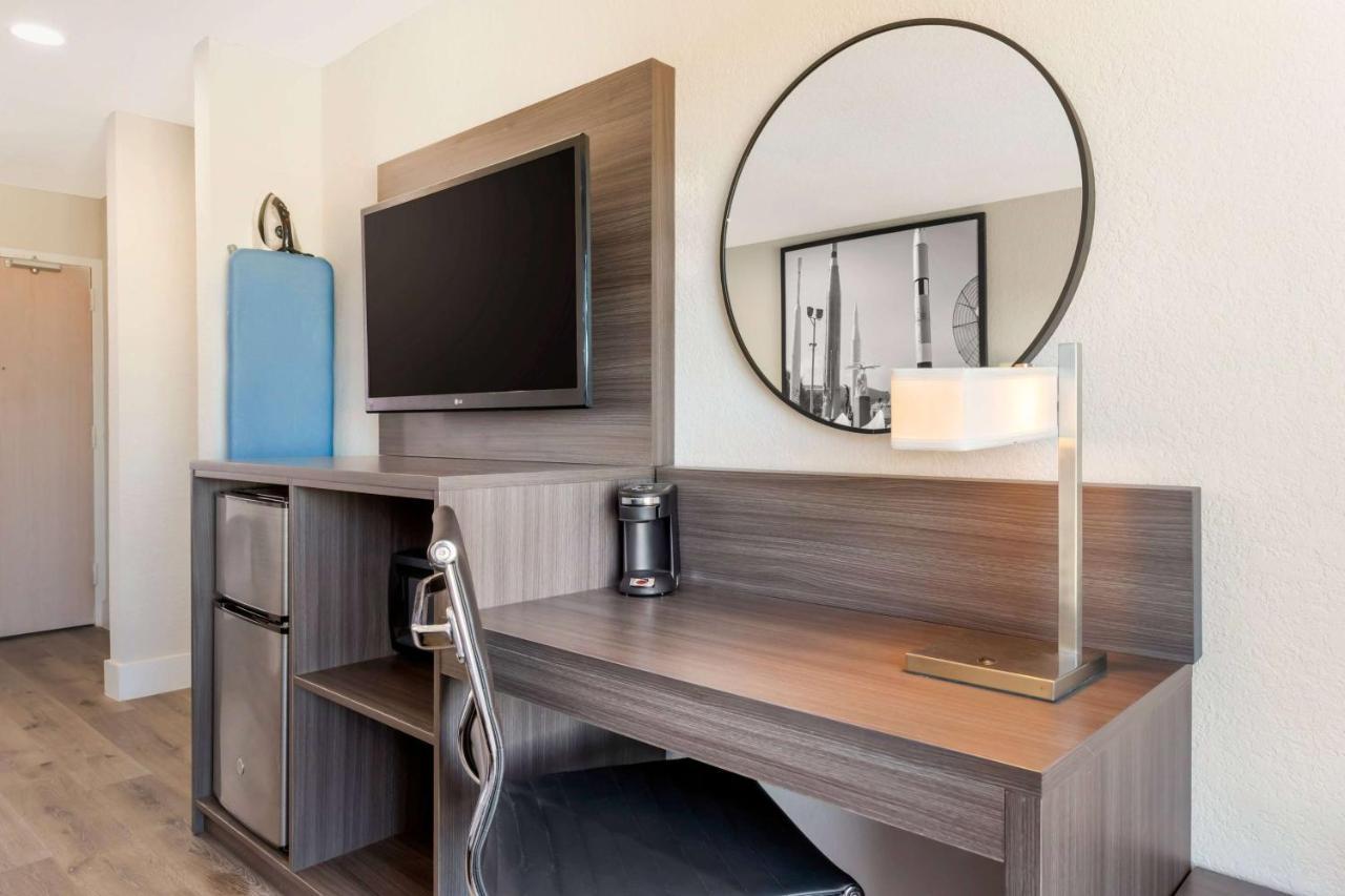 Williamsburg Super 8 By Wyndham Orlando Near Florida Mall מראה חיצוני תמונה