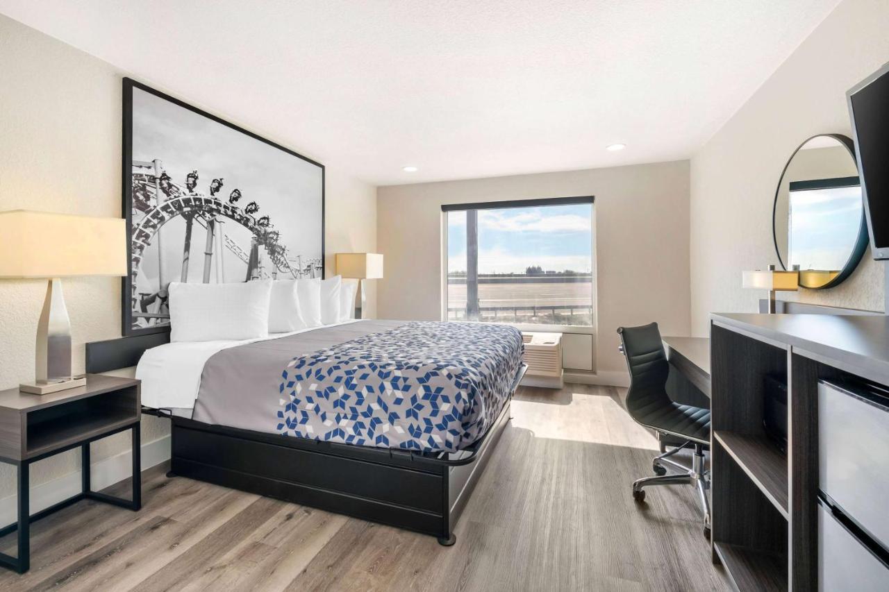 Williamsburg Super 8 By Wyndham Orlando Near Florida Mall מראה חיצוני תמונה