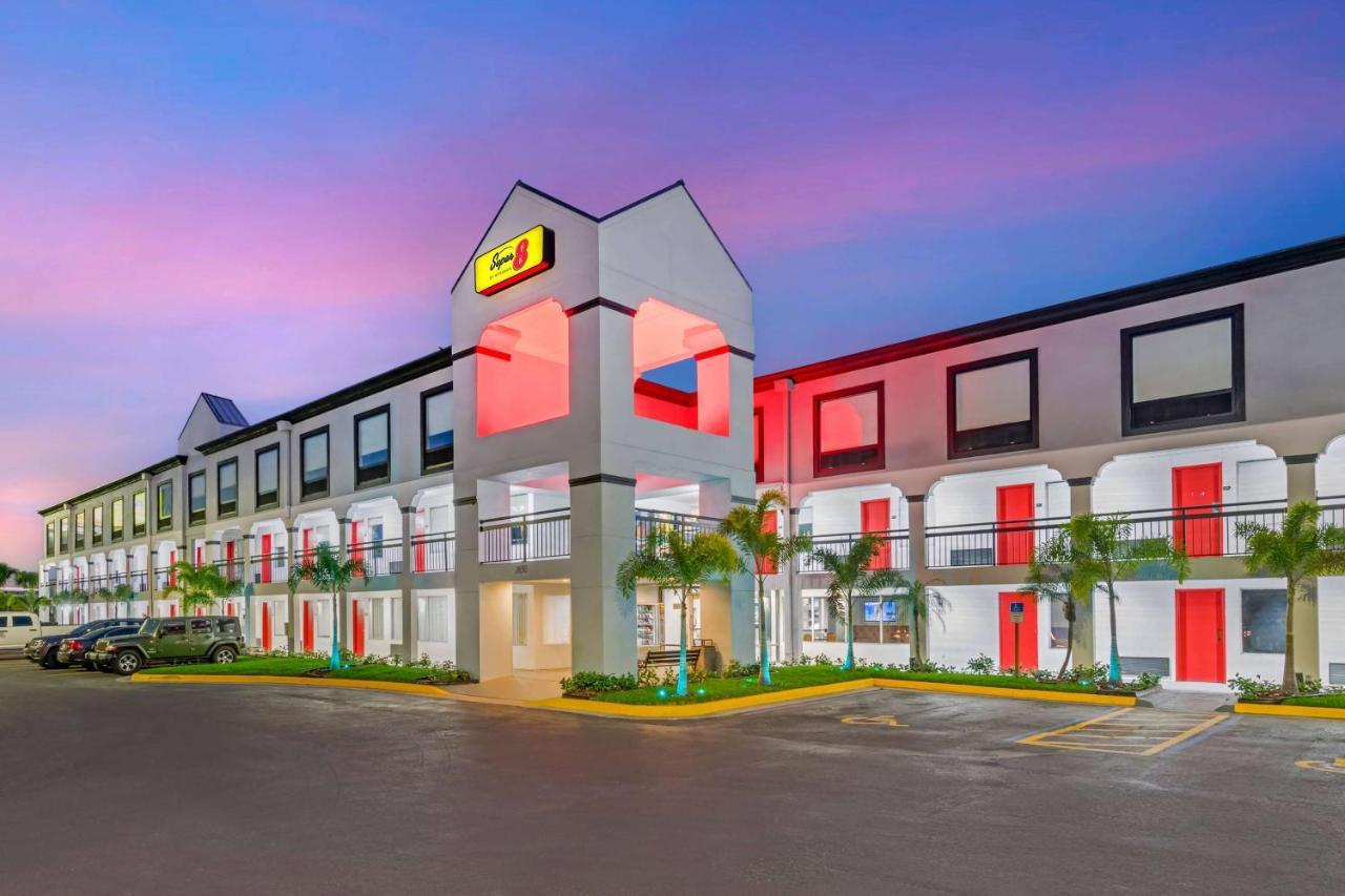 Williamsburg Super 8 By Wyndham Orlando Near Florida Mall מראה חיצוני תמונה