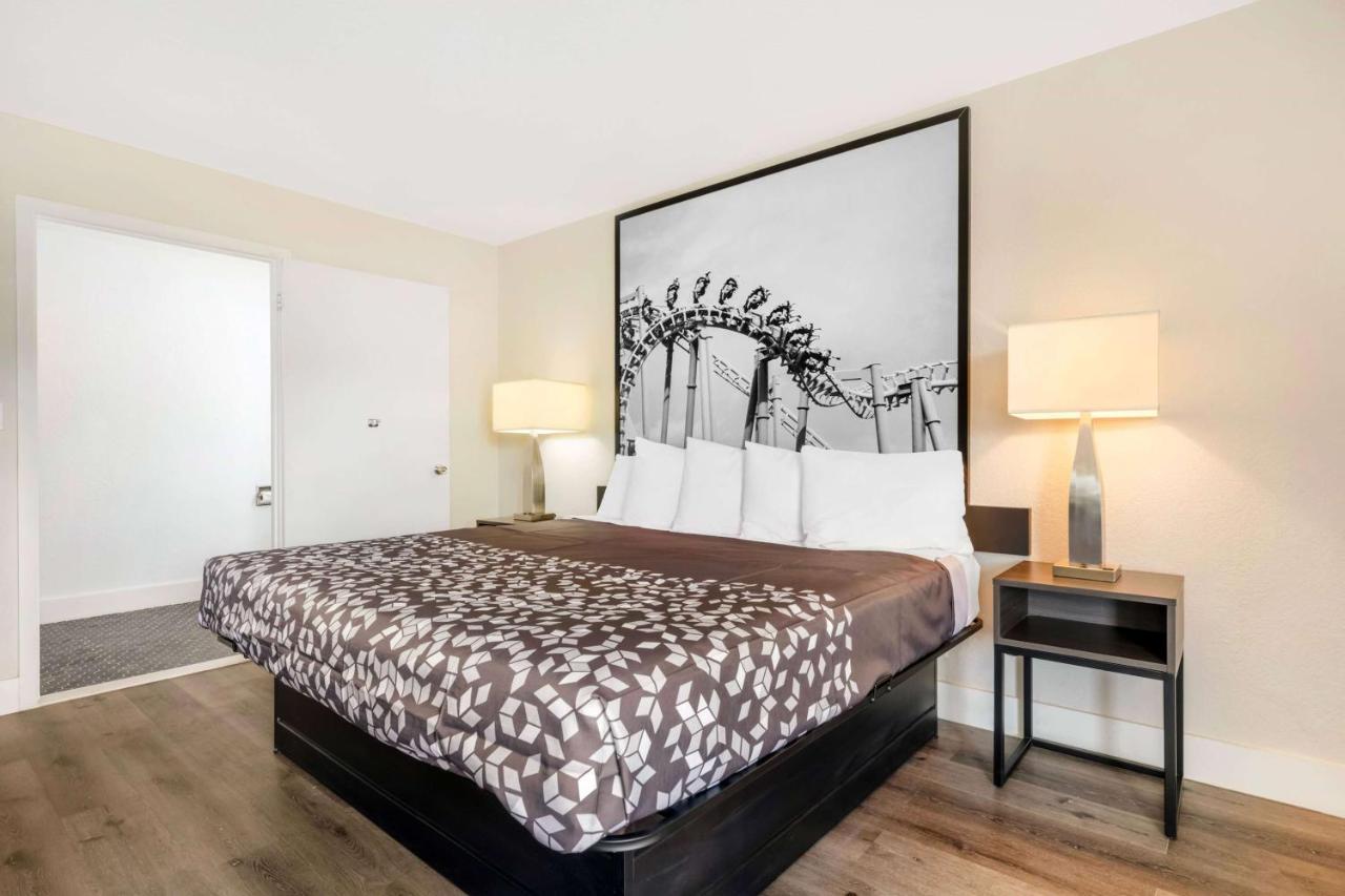 Williamsburg Super 8 By Wyndham Orlando Near Florida Mall מראה חיצוני תמונה