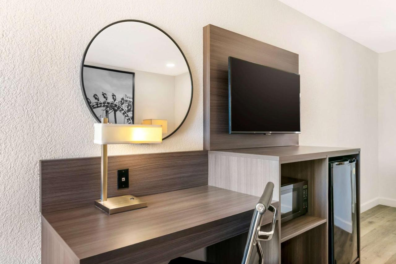 Williamsburg Super 8 By Wyndham Orlando Near Florida Mall מראה חיצוני תמונה